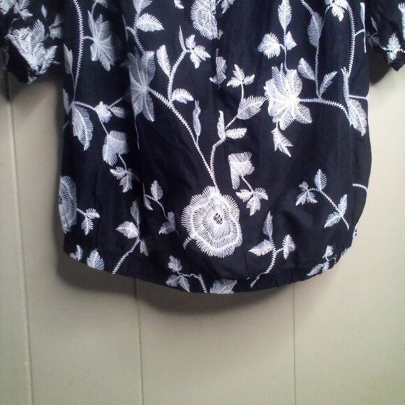 Who What Wear Blouse XXL Cropped Short Sleeve Black White Floral - Picture 9 of 13